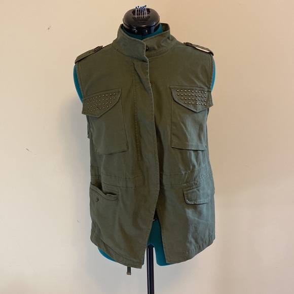 Medium army green cargo vest with zipper or button down option and four pockets - Picture 3 of 10